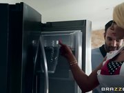 和女佣一起玩3P的夫妻