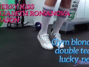 两个健身美妇女轮流骑着种马的脸和硬鸡巴