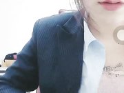 颜值不错的白领女主播上班时无聊办公室直接开秀相当精彩