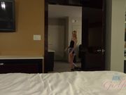 让爸爸在她紧绷的小穴里射精