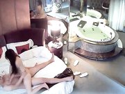 情趣酒店水滴摄像头偷拍健壮男和美女洗完鸳鸯浴激情啪啪