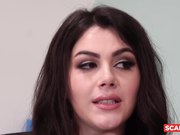 在2个好色美人的舌头上射满新鲜的精子