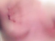 直播啤酒瓶子大茄子淫声浪语骚逼里抽插寻求刺激