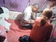 简陋炮房一起干活的老工友组团来嫖鸡需排队射完一个换下一个