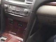 中午开车接漂亮小情人下班路边车震环卫大爷还在旁边打扫卫生了