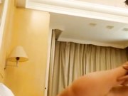 气质富姐拉着小伙酒店开房没干过瘾又到男的家中继续干