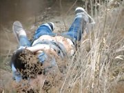 公园两学生情侣荒草掩护席地野战干完用纸巾擦一擦