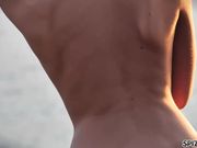 金发美女骑着硬鸡巴在海边晴空下高潮