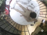 个性酒店俯拍接电话谎称在上班的大哥与大姐开房上演活春宫插完上面插下面很激情妹子喜欢女上位摇的很疯狂