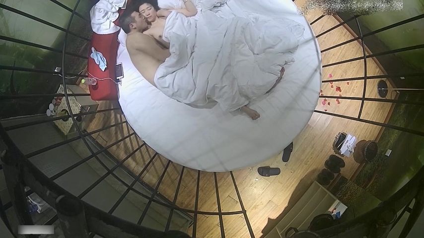 个性酒店俯拍接电话谎称在上班的大哥与大姐开房上演活春宫插完上面插下面很激情妹子喜欢女上位摇的很疯狂