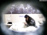 精品偷拍-绝对女神级白嫩性感的大学美女和2个男同学宾馆开房一起玩手游,不知怎么了好像被2个男的轮流给操了!