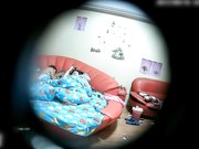 酒店情趣红床偷拍皮肤黝黑健壮小伙和性欲很强的白嫩嫂子开房偷情