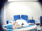 年轻眼镜大学生情侣周末校外开房打炮漂亮美女身材苗条娇小被男友狂舔私处边搞边聊体位都玩一遍