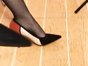 辅导干弟学习时发他用手机看A片兽性大发不顾反抗操完一次又一次