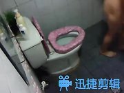 女友家居生活全被爆破光全裸做家务用奶头玩手机情节堪比AV