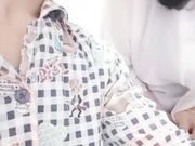 丰满又风骚韵味少妇穿着开档情趣丝袜和炮友啪啪大秀