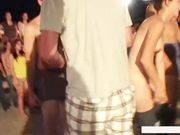 美国大学生淫乱系列沙滩派对全裸玩游戏