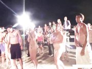 美国大学生淫乱系列沙滩派对全裸玩游戏