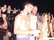 美国大学生淫乱系列沙滩派对全裸玩游戏