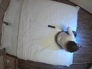 钟点炮房拍眼镜女同事约炮帅哥开房带了不少套套来赴约啊