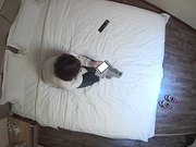 钟点炮房拍眼镜女同事约炮帅哥开房带了不少套套来赴约啊