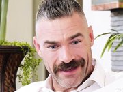 让未婚夫看着他的朋友操自己的淫女