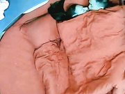 大红床上帝视角近距离偷窥土豪金小哥和白嫩美女做爱