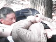 公园树林里情色交易白发老头笑容满满饥渴的边抠逼边舌吻