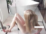 极品模特裸睡起床洗漱尿尿然后吸盘式大黑屌配合振动棒自慰