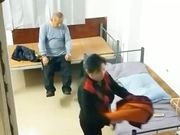 欲望不减老干部退休小旅店泄欲大妈的胸又白又大卖力