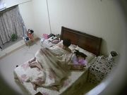 偷拍小两口过夫妻生活老公卖力耕耘老婆忙着玩手机对白清晰有趣