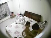 偷拍小两口过夫妻生活老公卖力耕耘老婆忙着玩手机对白清晰有趣