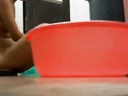 在洗澡房下面留一条大缝方便偷窥女租客洗澡