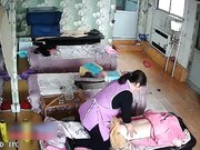 保健养生馆里的监控视频偷拍女客人全裸拔火罐