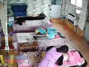 保健养生馆里的监控视频偷拍女客人全裸拔火罐