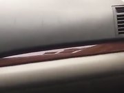 开车接女朋友真饥渴大白天的让男友把车停在路边车震