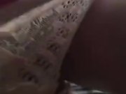 开车接女朋友真饥渴大白天的让男友把车停在路边车震