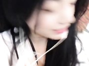 网红丝丝女神玩就玩刺激的网吧公厕内大秀厕门挡板很低踮脚就能看到