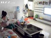 饥渴夫妇毫无顾忌客厅狂干 儿子喊老爸接电话