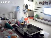 饥渴夫妇毫无顾忌客厅狂干 儿子喊老爸接电话