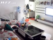 饥渴夫妇毫无顾忌客厅狂干 儿子喊老爸接电话