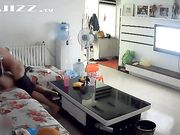 饥渴夫妇毫无顾忌客厅狂干 儿子喊老爸接电话