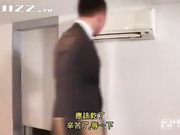 不穿内衣裤爆乳制服妹 被我疯狂抽插