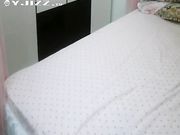 某直播平台金牌网红家中抠逼自拍 长相超甜美