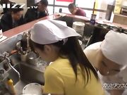 洗碗工客人面前被大厨扣湿了以后直接开干
