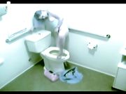 大一学生妹家中厕所里脱光自慰 刚喷出来就被父亲发现了