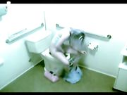 大一学生妹家中厕所里脱光自慰 刚喷出来就被父亲发现了