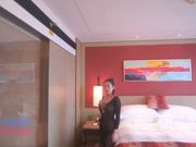 E奶嫩模把玩水晶道具被摄影揉奶揩油