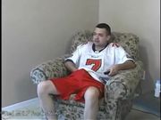 老妈看到儿子手淫实在看不过去上去帮忙解决