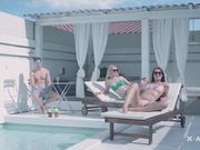 游泳池边玩3P的好日